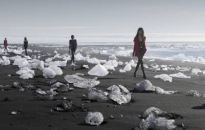 saint Laurent - Laurent Saintlaurent - Энтони Ваккарелло - Мини-юбки, бриджи и мех: Saint Laurent представили новую коллекцию в ледниках (ФОТО+ВИДЕО) - hochu.ua - Исландия