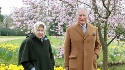 королева Елизавета - принц Чарльз - Елизавета II (Ii) - Букингемский дворец опубликовал новые фото Елизаветы II и принца Чарльза - tatler.ru - Англия