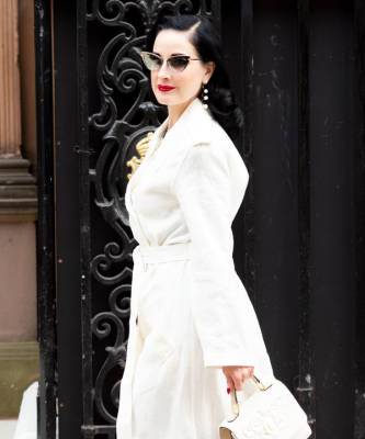Alberta Ferretti - Взгляд не отвести: Дита фон Тиз в белом пальто Alberta Ferretti - elle.ru - Лондон