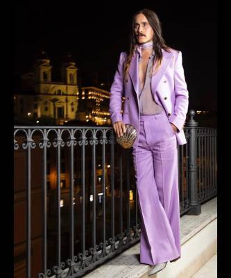 Джаред Лето - Джаред Лето в костюме Gucci оттенка пурпурной орхидеи и с клатчем-ракушкой - elle.ru - Австралия - Англия