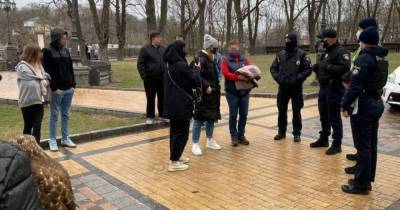 Жестокое обращение с животными: в Киеве зоозащитники и полиция забрали у фотографов птиц - mur.tv - Киев