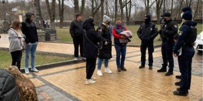 Помогли зоозащитники. В Киеве полиция выписала админпротоколы на мужчин, которые предлагали сделать фото с птицами - mur.tv - Украина - Киев