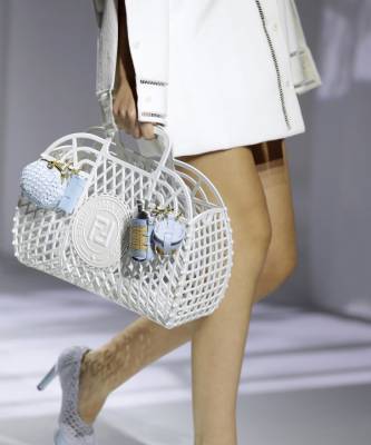 Крупным планом: плетеная сумка Fendi для пляжа - elle.ru