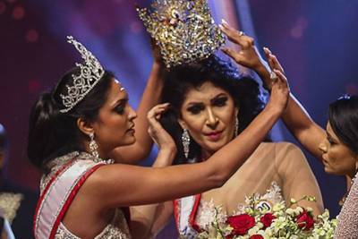 Победительница конкурса "Миссис мира — 2020", отобравшая корону у "Миссис Шри-Ланка — 2021", арестована за нападение на нее - spletnik.ru - Шри Ланка