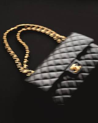 Габриэль Шанель - Перепрошивка: как создается культовая сумка Chanel 11.12 - vogue.ua