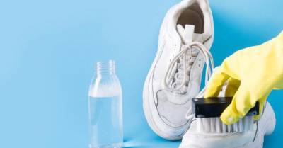 Как очистить белые кроссовки дома — показывает гуру клининга - wmj.ru