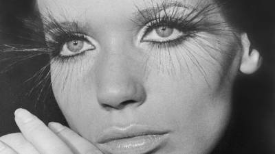 Ричард Аведон - Верушка: лучшие бьюти-образы иконы красоты 1960-х, которая придумала себя сама - vogue.ru - Сша - Нью-Йорк - Париж - Нью-Йорк