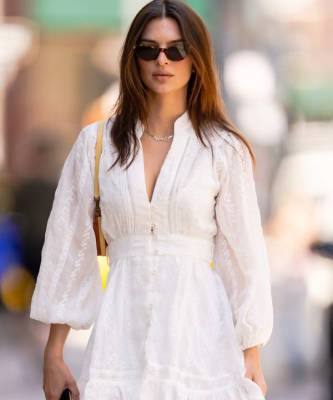 Эмили Ратаковски - Идеальное маленькое белое платье на лето найдено! Эмили Ратаковски показывает, как оно выглядит - elle.ru