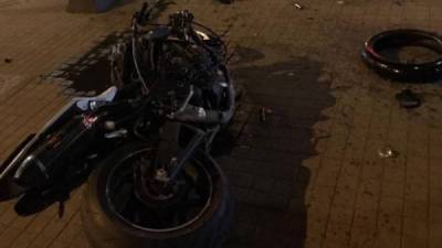 Авария дня. Гонявший на заднем колесе мотоциклист попал в серьезное ДТП - porosenka.net
