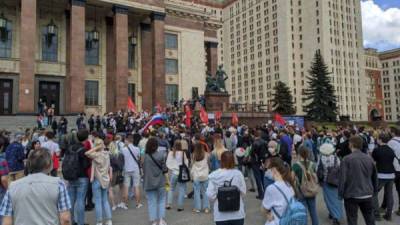 Возле МГУ прошла акция протеста против закона о про... - glamour.ru