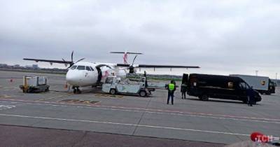 Самолет с вакциной на борту встречали представители ЮНИСЕФ, пограничники с собакой и журналисты - mur.tv - Украина