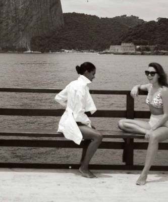 принцесса Диана - Венсан Кассель - Грейс Келли - Тина Кунаки - Отныне на пляже вам нужен не только купальник, но и белая рубашка, как у Тины Кунаки - elle.ru