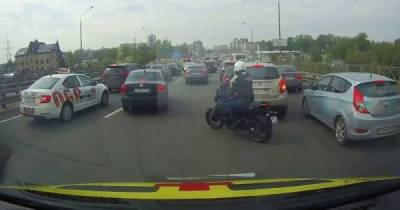 Герой дня: мотоциклист из Санкт-Петербурга расчистил путь для «скорой» - porosenka.net - Санкт-Петербург