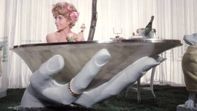 Брижит Бардо - Самые красивые ванные в кино — от «Клеопатры» до «Отпуска по обмену» - vogue.ru