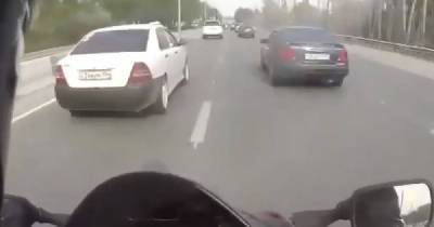 Награда нашла «героя»: в Новосибирске невнимательный автомобилист подбил мотоциклиста - porosenka.net - Новосибирск