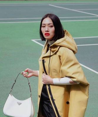 Тиффани Хсу - Если внезапно пойдет дождь, то вам точно понадобится модный дождевик, как у Тиффани Хсу - elle.ru