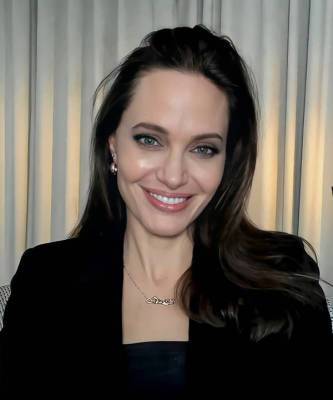 Анджелина Джоли - «Единственные женщины, которым я доверяю — это мои дочери». Интервью ELLE с воспламеняющей Анджелиной Джоли - elle.ru - Россия