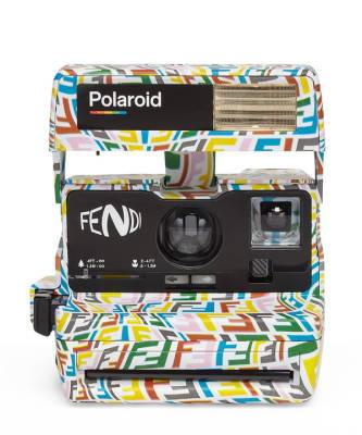 Сильвия Вентурини-Фенди - Сара Коулман - Улыбнитесь! Вас снимает самый модный фотоаппарат сезона — винтажный Polaroid Fendi - elle.ru