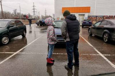 К мужу возле магазина подошла плачущая девочка. Но он принял единственно верное решение: сделал шаг назад и вызвал полицию - milayaya.ru