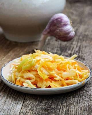 Вкусно и дешево! Готовим пикантный салат с капустой, морковью и перцем - milayaya.ru