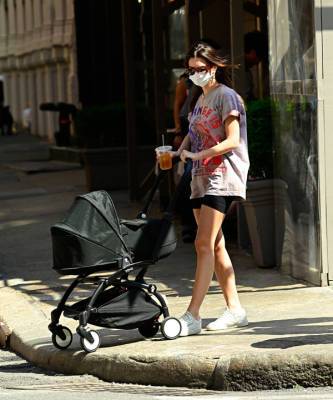 Эмили Ратаковски - В чем гуляет с ребенком самая стильная мама Нью-Йорка? - elle.ru - Нью-Йорк