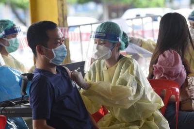 В Таиланде на прививку от коронавируса заманивают золотом и коровами - mur.tv - Таиланд