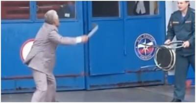 "Положи нож, дед": в Севастополе агрессивный мужчина попытался напасть на сотрудников МЧС - porosenka.net - Севастополь