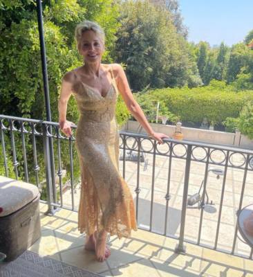 Шэрон Стоун - Посмотрите на Шэрон Стоун в платье Valentino, котор... - glamour.ru