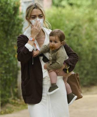 Zara - Совершенная льняная двойка из Zara: что носит самая богатая женщина Испании на прогулке - elle.ru - Испания - Мадрид - Madrid