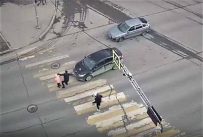 Отец избил водителя, который чуть не сбил его с ребенком на пешеходном переходе (2 фото + 1 видео) - chert-poberi.ru - Вологда