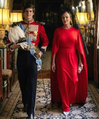 Джеймс Стюарт - Черная корона из кружева и красное платье с кейпом: свадебный образ мамы жениха на испанской королевской свадьбе - elle.ru - Испания - Мадрид