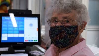 В Лондоне 99-летняя пенсионерка прошла вакцинацию и вернулась на работу - womo.ua - Лондон - Англия