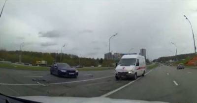 Быстрый водитель BMW влетел в «скорую» на юге столицы (1 фото + 1 видео) - chert-poberi.ru