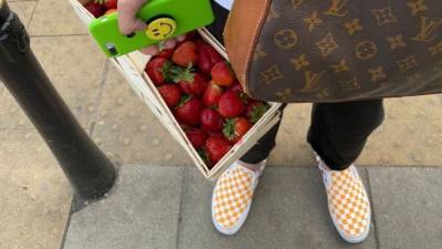 Слипоны — еще один вариант удобной обуви, которая возвращается в моду из-за пандемии - vogue.ru - Россия