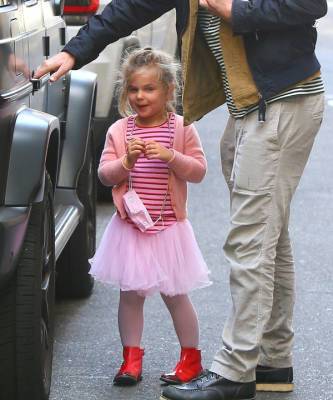 По четвергам принцессы носят тельняшки: очень милая Лея Купер Шейк в компании звездного папы - elle.ru