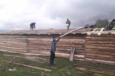 Ижемцы своими силами за сутки построили загон для лошадей - mur.tv - район Ижемский