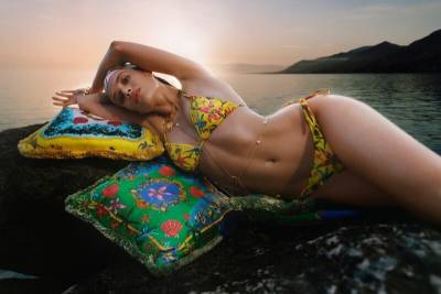 На отдых: новая коллекция купальников Versace - vogue.ua