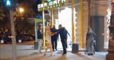 В Одессе мужчина избил женщину, собака которой понюхала его ребенка в коляске (видео) - mur.tv - Одесса