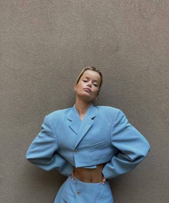 Фрида Аасен - Этим летом нам всех нужен костюм голубого цвета, как у Фриды Аасен - elle.ru