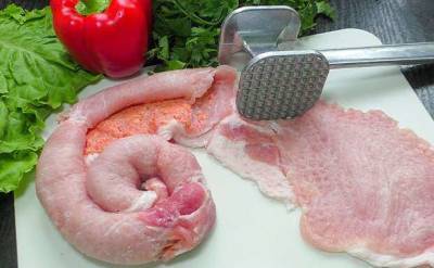 Подготавливаем килограмм отбивных из свинины, но не жарим по отдельности, а сворачиваем рулетом - lublusebya.ru