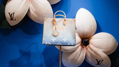 Louis Vuitton впервые представили сумку с названием российского города (догадайтесь какого!) - vogue.ru - Россия - Сочи - Sochi
