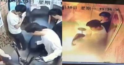 Что-то вспыхнуло: в лифте китайской многоэтажки загорелся электроскутер (5 фото + 1 видео) - chert-poberi.ru - Китай - Чэнд