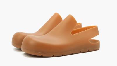Клоги Bottega Veneta — главная обувь сезона весна-лето 2021. Что надо о них знать? - vogue.ru - Москва - Sandal