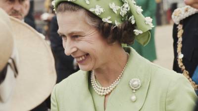 королева Елизавета II (Ii) - принц Гарри - Кейт Миддлтон - Ирина Шейк - Елизавета Королева - Какой цвет королева Елизавета II носит чаще всего - vogue.ru - Австралия