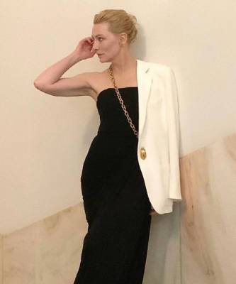 Кейт Бланшетт - Элизабет Стюарт - Черное платье + белый жакет: монохромный и очень гламурный образ Кейт Бланшетт. Фанаты в обмороке - elle.ru