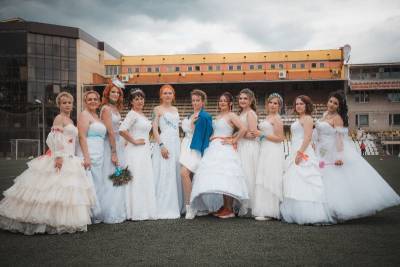 Сбежавшие невесты поддержали акцию Рабочего пути и помогли приюту для собак - mur.tv - Смоленск