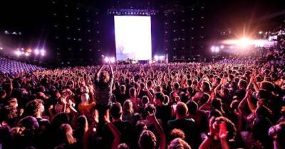 В Париже провели концерт-эксперимент: 5 тысяч зрителей в масках - womo.ua - Франция - Париж