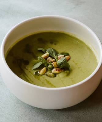Время обеда: готовим зеленый суп из цукини и горошка - elle.ru
