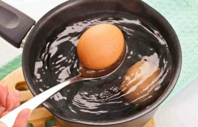 Скорлупа слетит сама: что нужно добавить в воду при варке яиц - lifehelper.one