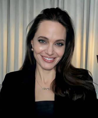 Анджелина Джоли - В черном корсетном платье и с фарфоровой кожей: гламурное появление Анджелины Джоли - elle.ru